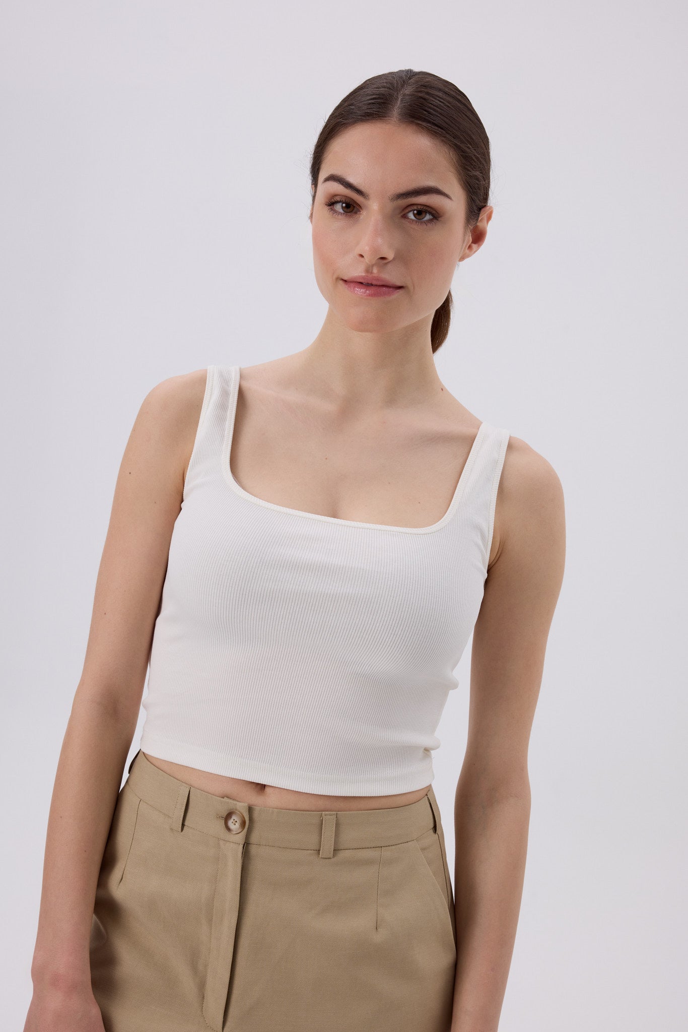 GERIPPTES TANKTOP OFF WHITE