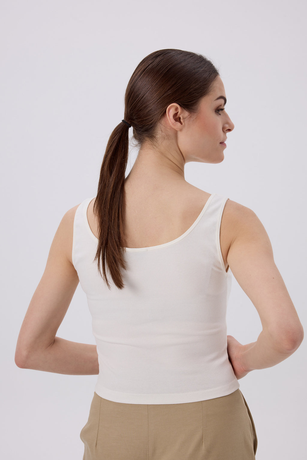 GERIPPTES TANKTOP OFF WHITE