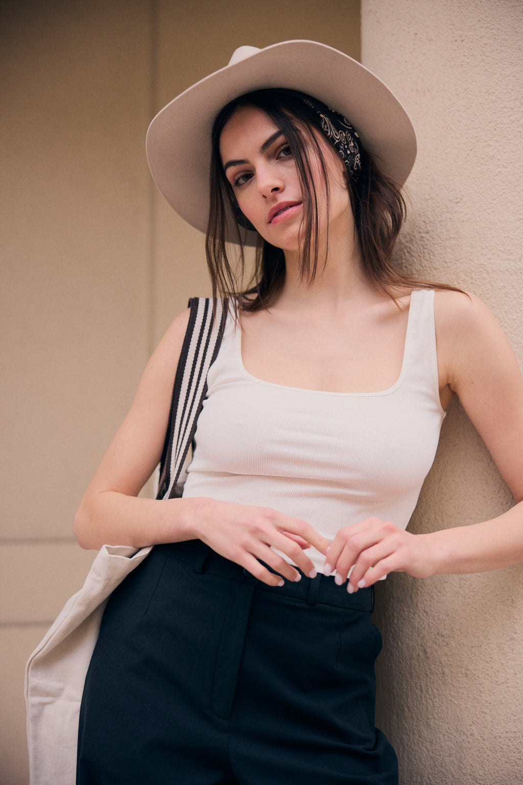 GERIPPTES TANKTOP OFF WHITE